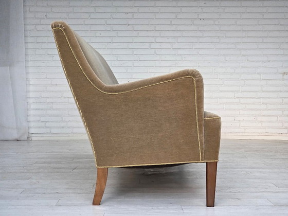 Image 1 of Divano danese a 4 posti, anni '60, in velluto verde chiaro originale.