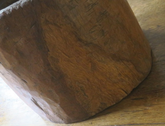 Image 1 of Table basse ancienne à mortier sculptée à la main avec plateau circulaire en verre