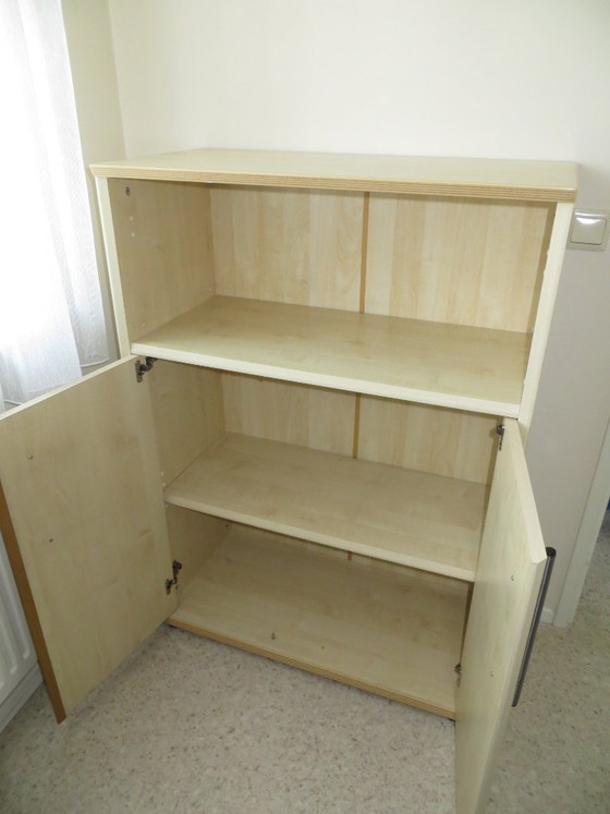 Image 1 of Escritorio con armario a juego