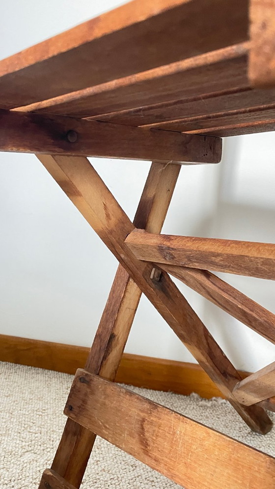 Image 1 of Antieke opklapbare houten stoel, een praktische en geometrische zitplaats. We zijn helemaal gecharmeerd van deze antieke stoel.