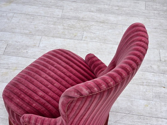 Image 1 of Fauteuil danois des années 1960, revêtement d'origine en velours rouge rayé.