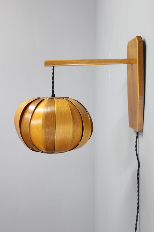 Houten wandlamp uit 1960, Tsjecho-Slowakije