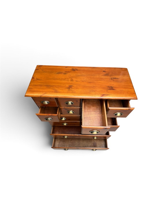 Bellissimo mobiletto/cassettiera da farmacia in pino – Cassettiere, Wood (photo 4 of 6)