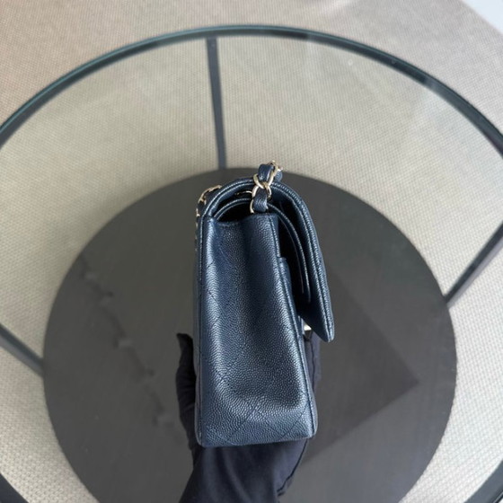 Image 1 of Borsa Chanel Classic Flap Medium - Caviar 25CM trapuntata blu scuro, finiture oro chiaro, serie 26