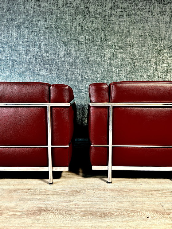 Image 1 of 2 vintage LC2 Le Corbusier stoelen in rood leer, Italië, jaren 80