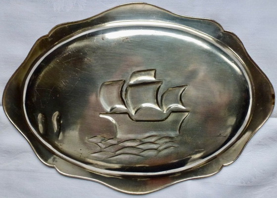 Image 1 of Decoratief verzilverde schaal met een gedetailleerde reliëfvoorstelling.