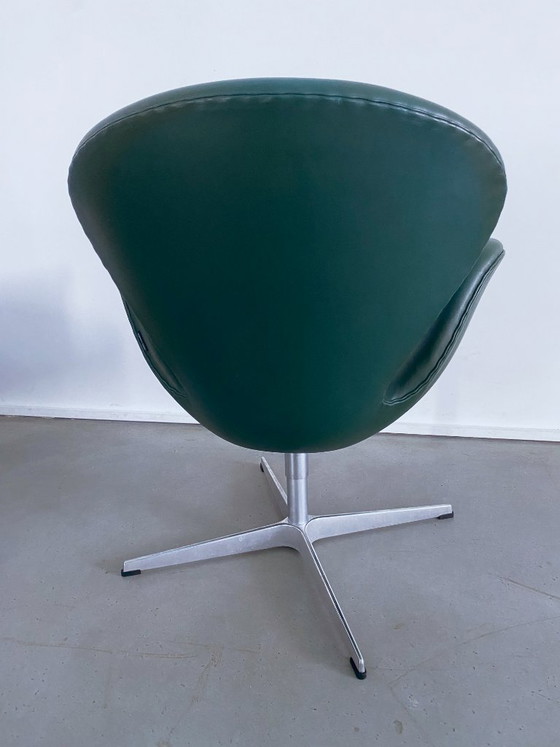Fritz Hansen Swan Chair, diseñado por Arne Jacobsen, cuero verde, Sillones, Metal, Mid Century Modern (foto 7 de 8)