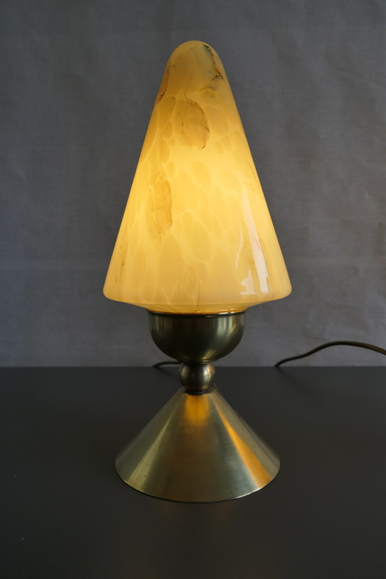 Image 1 of Tre caratteristiche lampade da tavolo Art Déco, coniche, in ottone e vetro marmorizzato