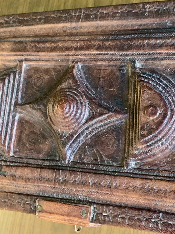 Eccezionale cofanetto antico in cuoio sbalzato, Africa Occidentale — Inizio XX secolo – Oggetti decorativi (photo 5 of 18)
