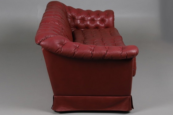 Image 1 of Divano classico a 3 posti in stile Chesterfield – Pelle color sangue di bue e bottoni profondi