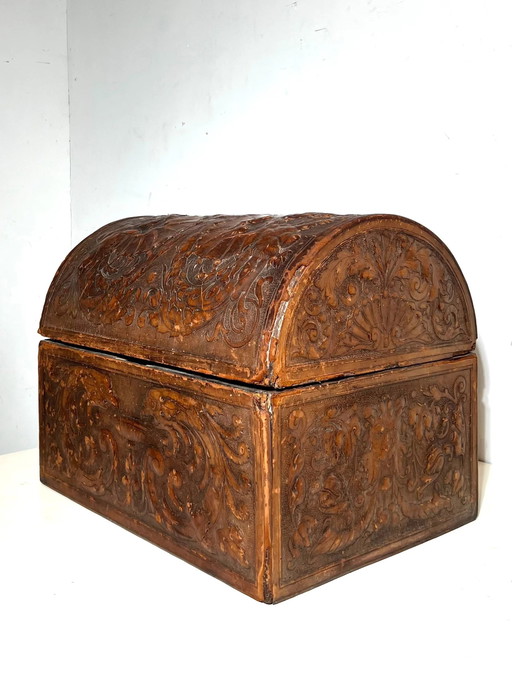 Cofre abovedado antiguo de cuero repujado – kasten