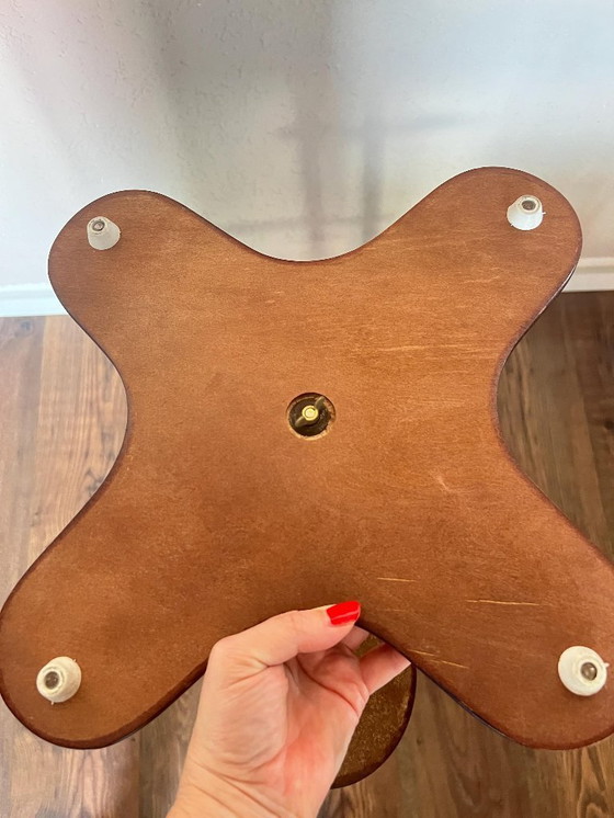 Image 1 of Mid Century Porte-fleurs en noyer, fabriqué à la main en Allemagne dans les années 1960 bon état vintage, tabouret pour fleurs