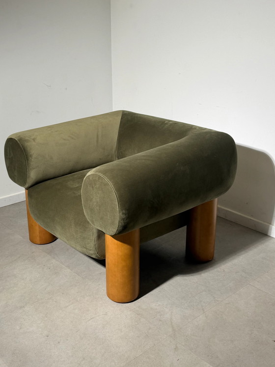 Fauteuil lounge sculptural vert olive avec pieds en bois (photo 8 sur 9)