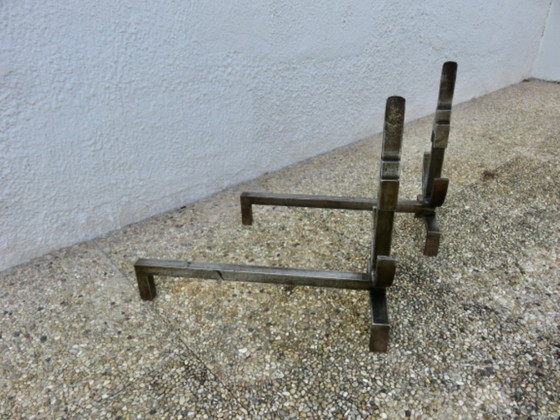 Image 1 of Paar modernistisch gesmede en gehamerde stalen vuurijzers, Frankrijk, 1950