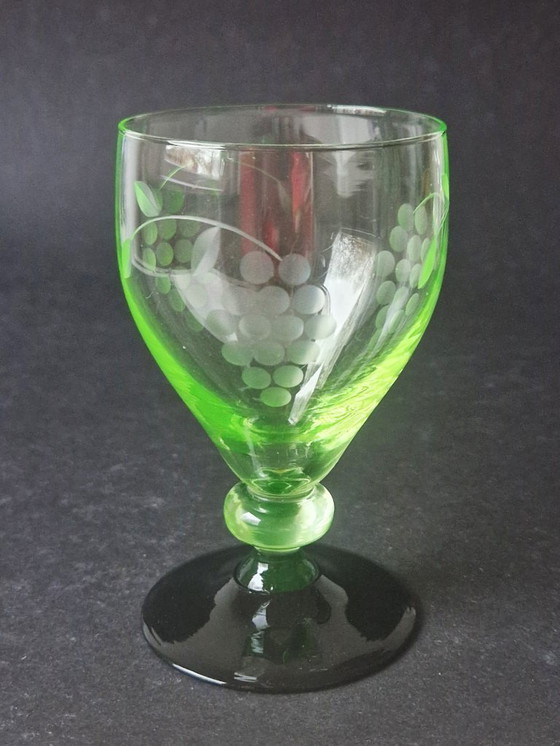 Image 1 of 6 copas de vino danesas hechas de vidrio de uranio