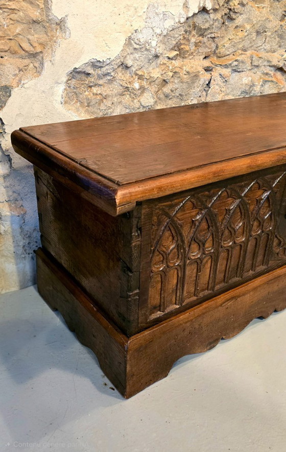 Image 1 of 18e-eeuwse massief eikenhouten gotische kist, Frankrijk