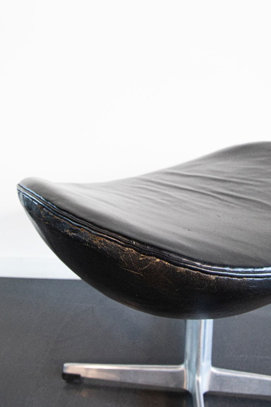 Image 1 of Arne Jacobsen – Poltrona Egg con pouf – modello 3316 – Fritz Hansen