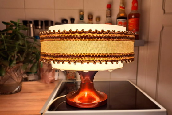 Image 1 of Vintage table lamp with fabric shade and red metal base – Retro design