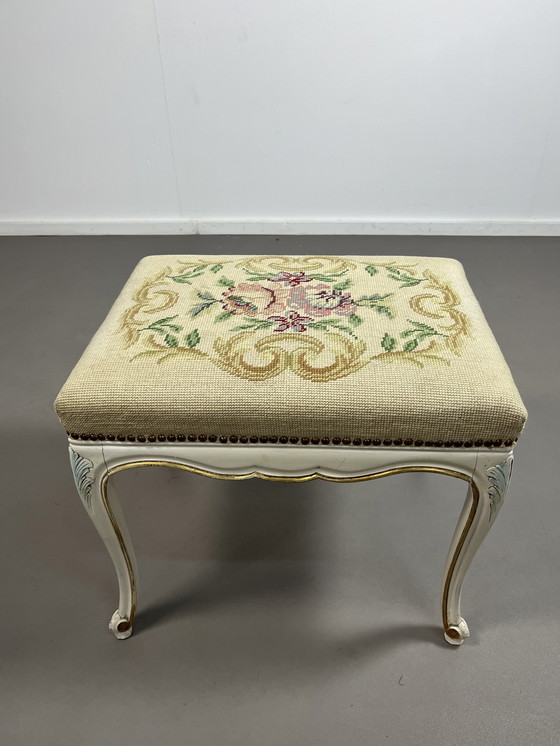 Image 1 of Tabouret ancien de style Louis XV, d'inspiration italienne ou française.