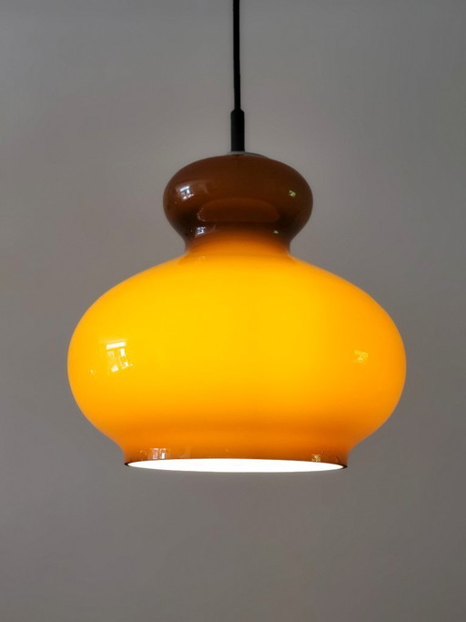 Lampade a sospensione vintage in vetro opalino marrone di Peill & Putzler