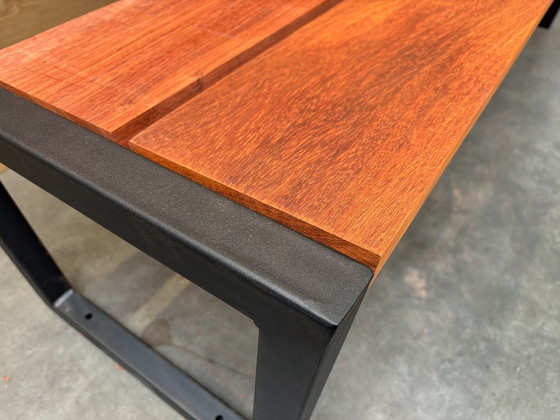 Image 1 of Panca da giardino Padouk con struttura in acciaio