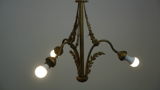 Image 1 of Lámpara colgante antigua con detalles dorados y ornamentados y 3 portalámparas.