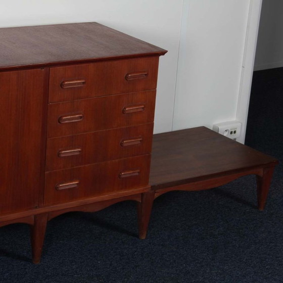 Image 1 of Groot vintage houten dressoir uit de jaren 60