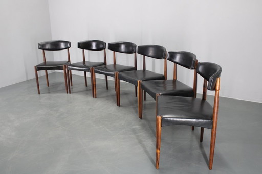    	 1960 Set van zes houten eetkamerstoelen in zwart kunstleer, Denemarken