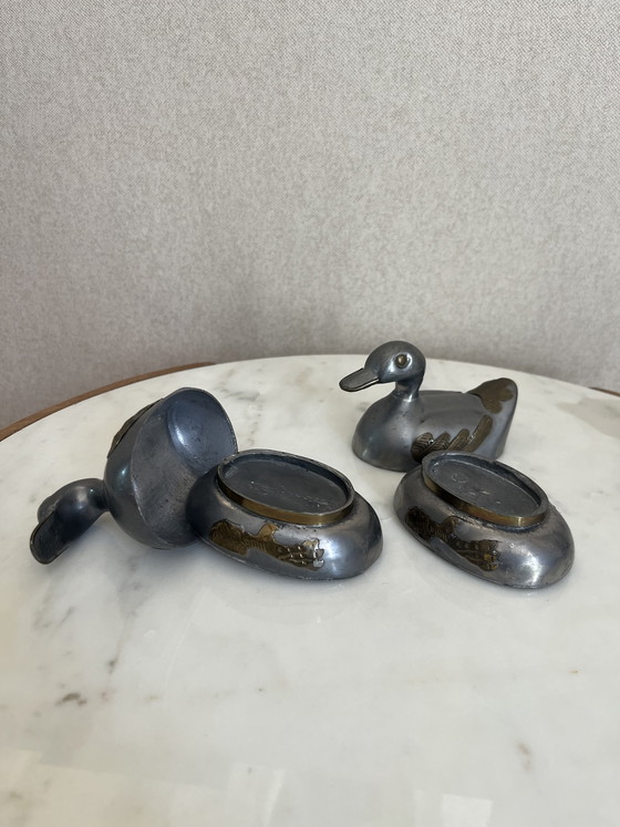 Image 1 of Set di 2 scatole decorative vintage a forma di anatra in metallo argentato, anni '70.