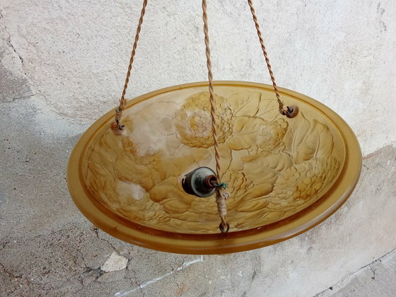 Image 1 of Antike Art-Deco-Deckenleuchte in Bernsteinfarbe mit Hortensienmotiv