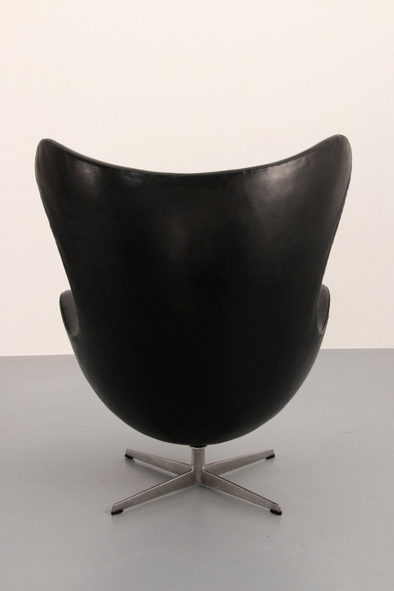 Image 1 of Sedia Egg - Arne Jacobsen, Danimarca, 1960 - Pelle nera di Fritz Hansen