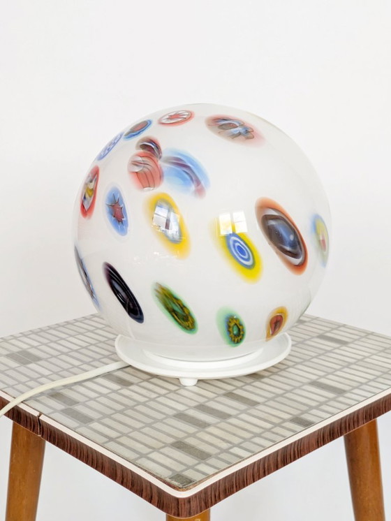 Image 1 of Vintage tafellamp uit de jaren 90 in millefiori-stijl met glazen bol, Italiaanse kunstglazen bol met witte voet.