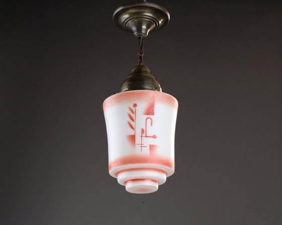 Image 1 of Originele Art Deco hanglamp met geometrische decoratie – jaren 30, opaalglas in rood en wit | gerestaureerd