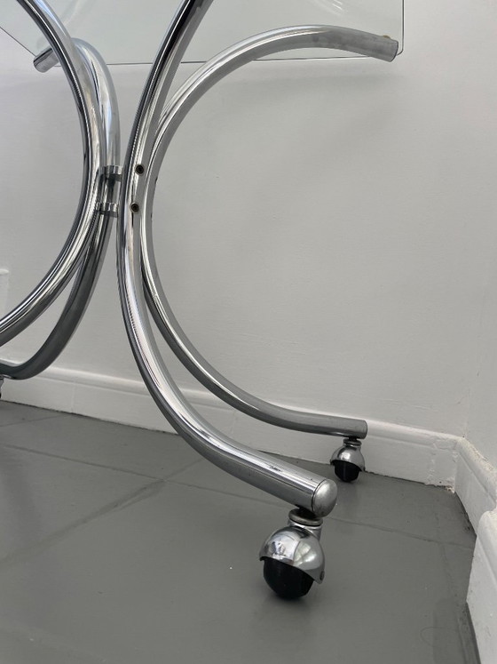 Image 1 of Salontafel van chroom en glas met wielen