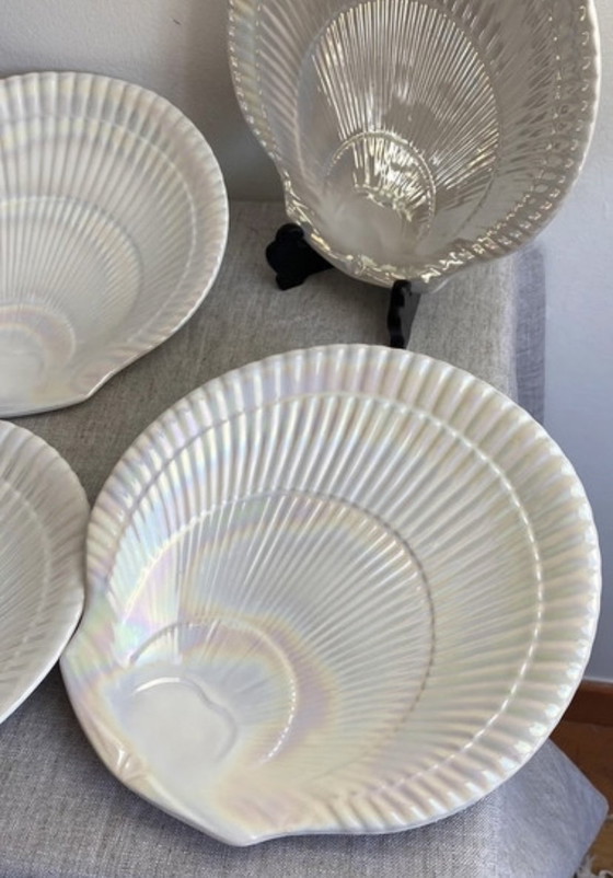 Image 1 of Assiettes En Forme De Coquillage Iridescentes