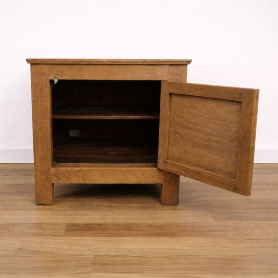 Image 1 of Mobiletto laterale antico in rovere con motivi intagliati.