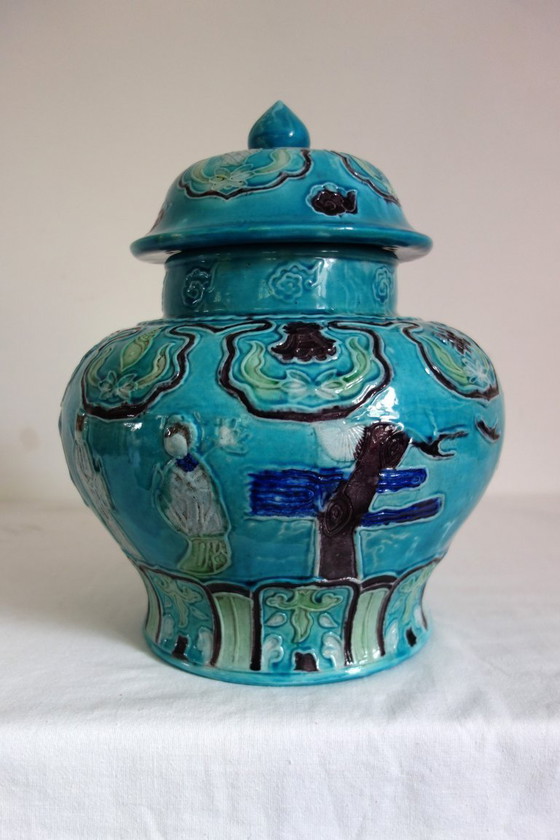 Image 1 of Ein Paar gedeckter Vasen aus Keramik, China, Mitte 20.