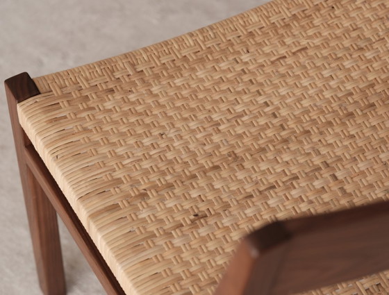Image 1 of 2 sillas auxiliares Formosus Home, nogal, ratán y cordón de papel.