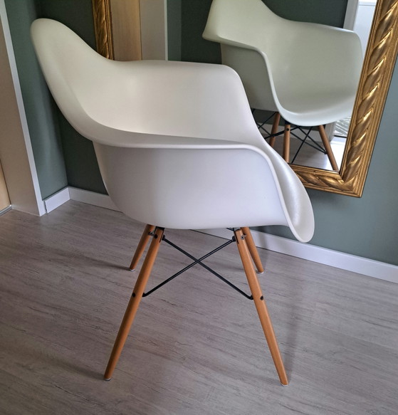 Vitra Eames Plastic Armchair DAW | Charles & Ray Eames | Bianco | 2014 | Originale – Poltrone, Metallo (photo 2 of 9)