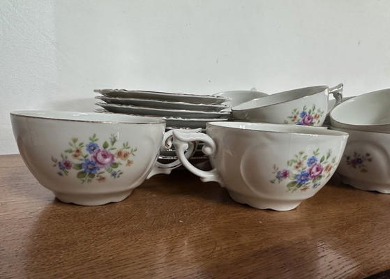 Image 1 of 11 tazze e 9 piattini vintage in porcellana bianca con decorazioni floreali, risalenti al XX secolo e numerati.