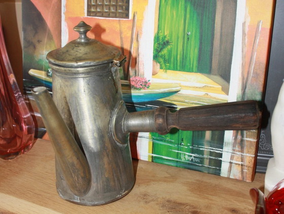 Image 1 of Antieke metalen kan/koffiepot met houten handvat – vintage decor