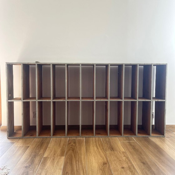 Image 1 of Großer antiker Werkstattschrank mit patinierten Holzfächern, 20. Jahrhundert.
