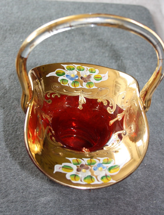 Image 1 of Panier vintage en verre de Murano rouge recouvert de fleurs dorées