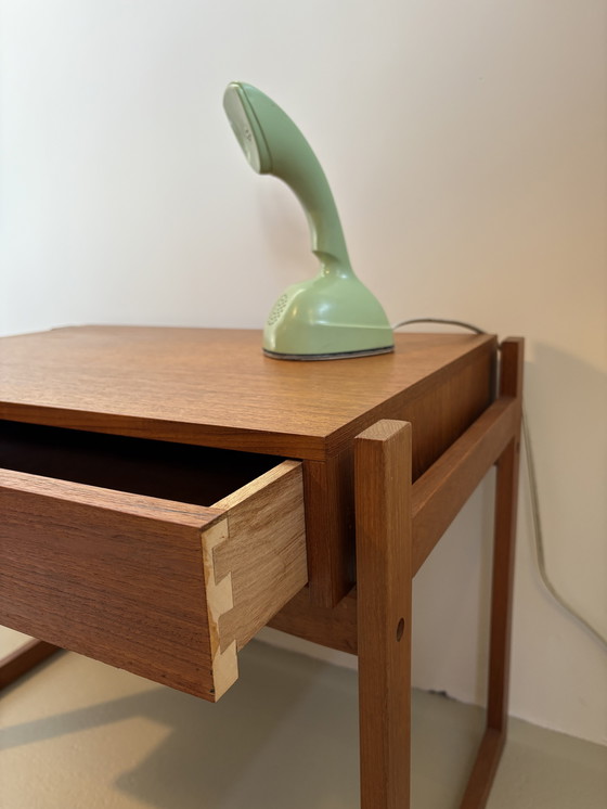 Image 1 of Cómoda mesita de noche H. Sigh & Son