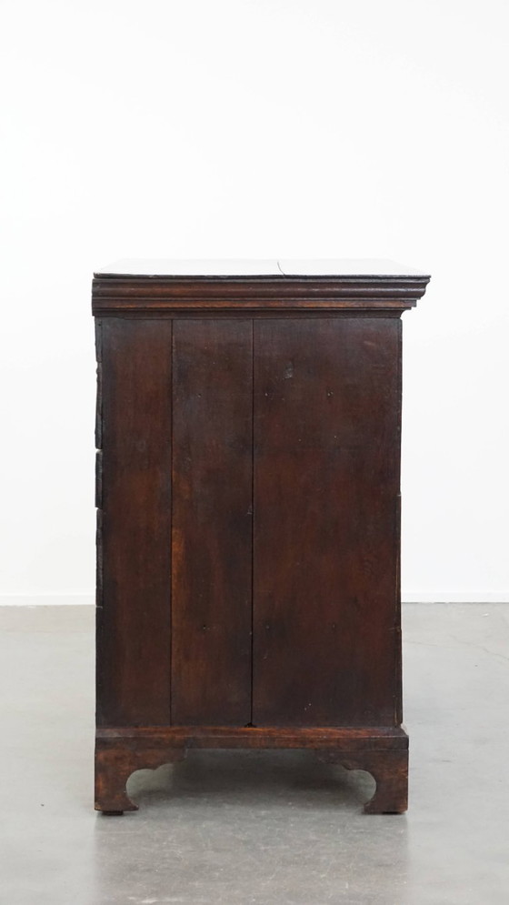 Image 1 of Cómoda inglesa antigua del siglo XVIII fabricada en roble con 5 cajones.