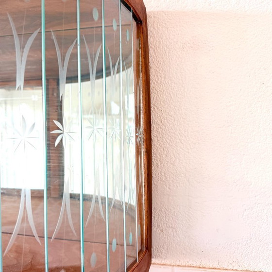 Image 1 of Art-deco stijl hangvitrine met bloemgravure