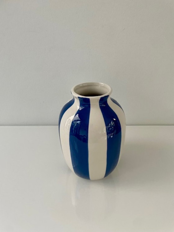 Image 1 of Keramieken vaas met handgeschilderde blauwe strepen