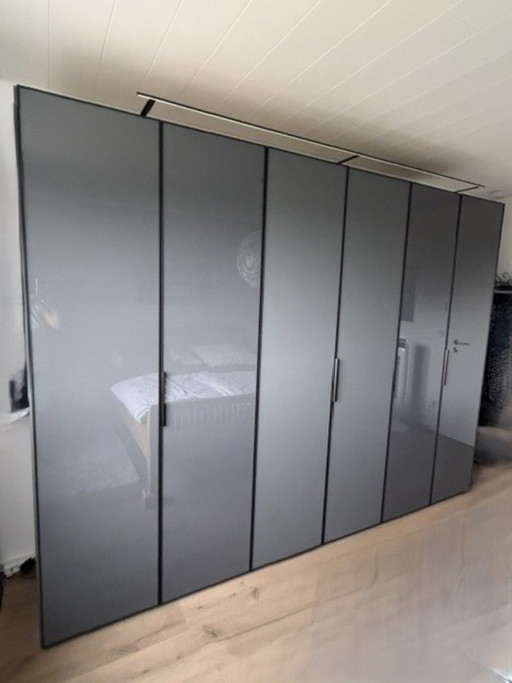 Armoire à portes battantes de haute qualité avec verre volcanique - comme neuve – kledingkasten, Other