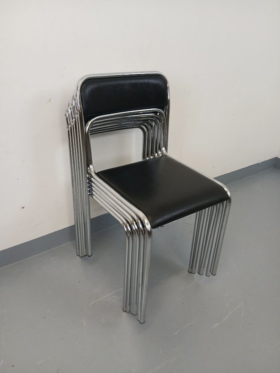 Image 1 of Suite de 6 chaises italiennes empilables vintage en métal chromé et skai noir des années 70 80