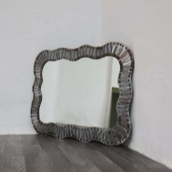 Image 1 of Specchio Da Parete Brutalist Borchiato In Metallo Anni 60 Design Modernariato